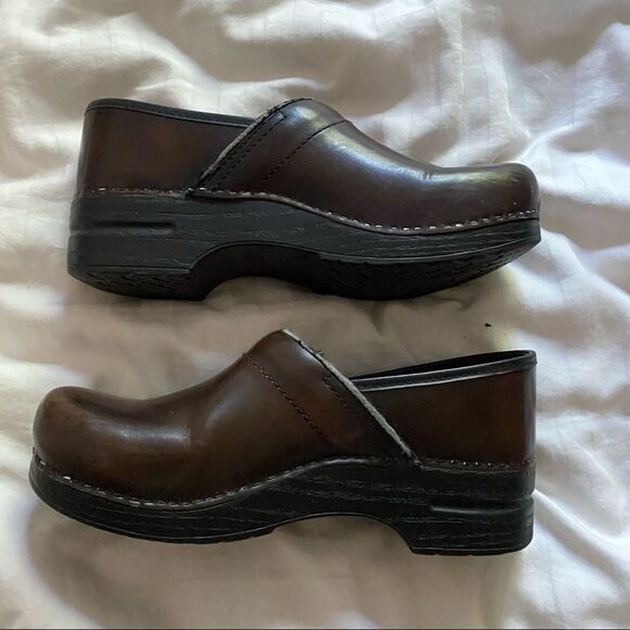 🍄 Dansko Brown Clogs - Picture 1 of 10